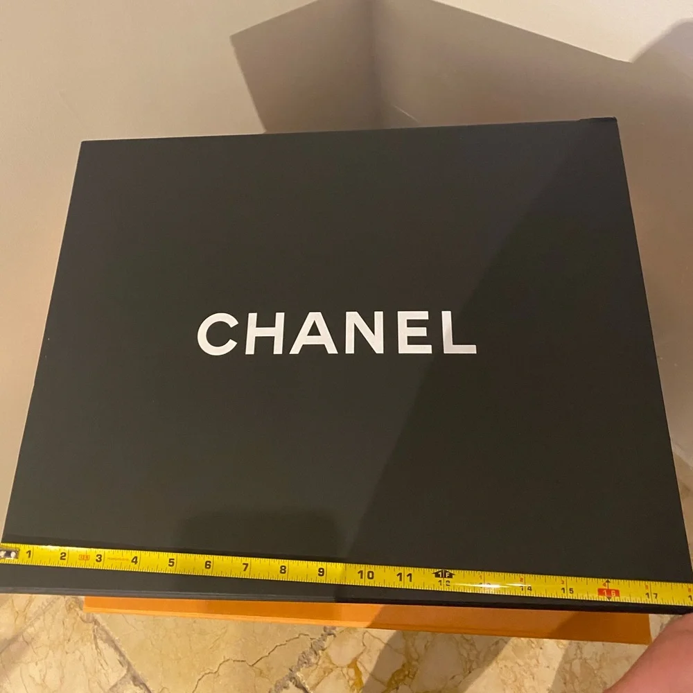 CHANEL authentic magnetic